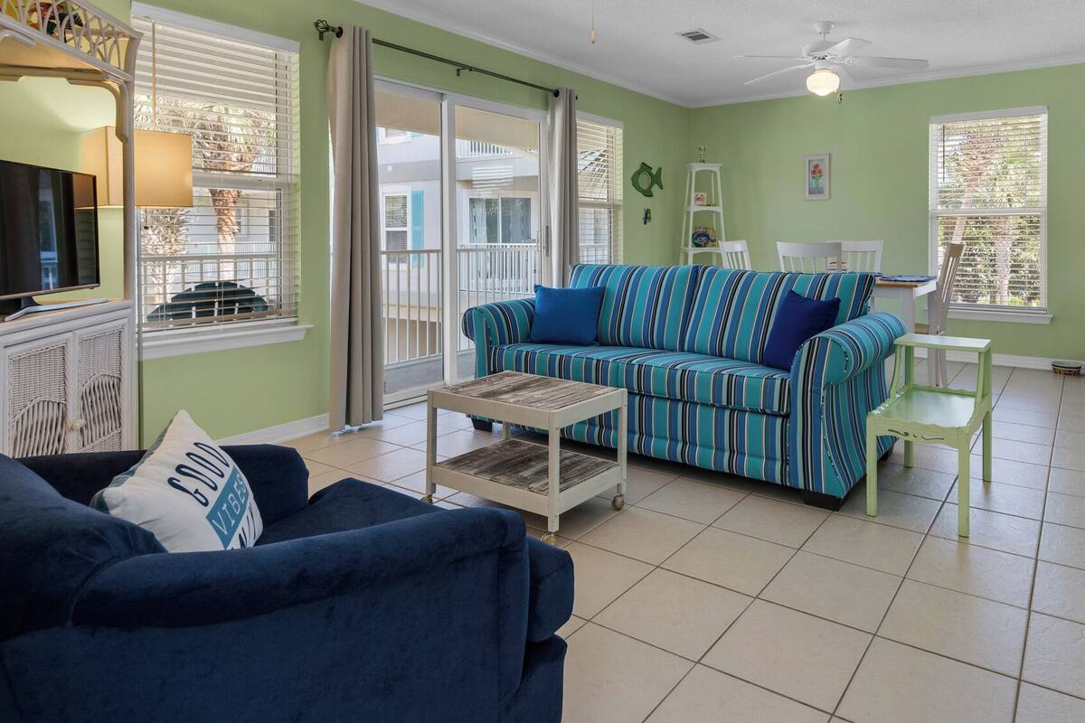 Apartment, 1 Queen-Bett und Schlafsofa, Balkon, Poolblick (Rollin Tide C8) | Wohnbereich | 42-Zoll-Flachbildfernseher mit Digitalempfang