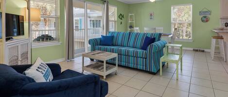 公寓式客房, 1 张大床和 1 张沙发床, 阳台, 泳池景观 (Rollin Tide C8) | 起居区 | 42-英寸纯平电视(配备数码频道)