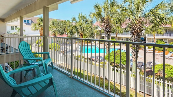 Appartement, 1 queensize bed met slaapbank, balkon, uitzicht op zwembad (Rollin Tide C8) | Uitzicht vanuit de kamer