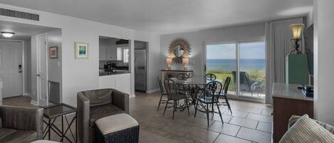 Condo, Plusieurs lits, patio, vue sur lâocĂ©an (Sand Cliffs 117) | Aire de sĂ©jour | TĂ©lĂ©viseur Ă Ă©cran plat de 42 po avec tĂ©lĂ©vision numĂ©rique