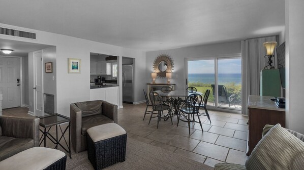 Apartamento, varias camas, patio, vistas al mar (Sand Cliffs 117) | Zona de estar | Televisión de pantalla plana de 42 pulgadas con canales digitales