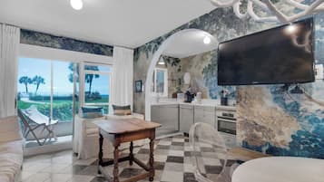 Condo, varias camas, patio, vista parcial al océano (Sand Cliffs 107 - No Pets Allowed) | Área de sala de estar | Televisión de pantalla plana de 42 pulgadas con canales digitales