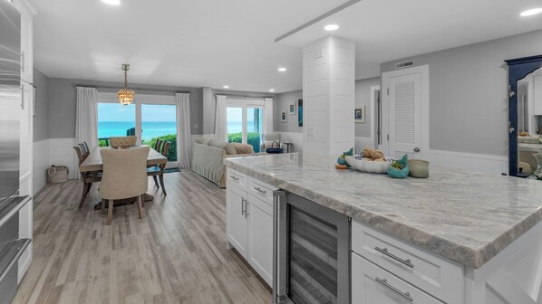 Condo, varias camas, patio, vista al océano (Sand Cliffs 118) | Cocina privada | Cafetera y tetera
