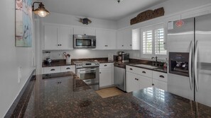 Condo, Plusieurs lits, patio, vue sur l’océan (Sand Cliffs 117) | Cuisine privée | Cafetière-théière