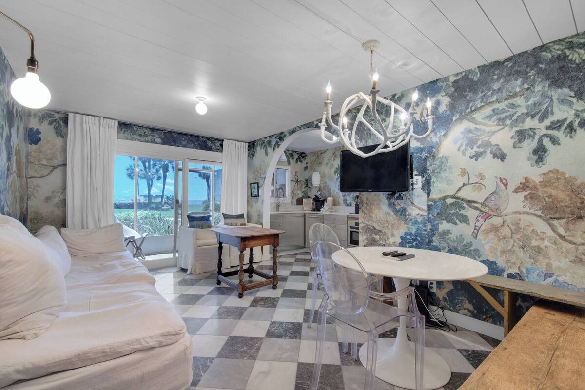 Condo, Plusieurs lits, patio, vue partielle sur l'océan (Sand Cliffs 107 - No Pets Allowed) | 3 chambres, décor unique, ameublement unique, fer et planche à repasser