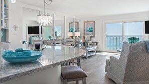 Condo, varias camas, patio, vista al océano (Sand Cliffs 509) | Interior