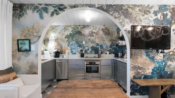 Condo, varias camas, patio, vista parcial al océano (Sand Cliffs 107 - No Pets Allowed) | Interior