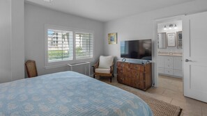 Condo, Plusieurs lits, patio, vue sur l’océan (Sand Cliffs 117) | 3 chambres, décor unique, ameublement unique, fer et planche à repasser