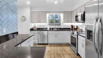 Huoneisto, useita sänkyjä, patio, osittainen valtamerinäköala (Sand Cliffs 106) | Yksityinen keittiö | Kahvin-/teenkeitin