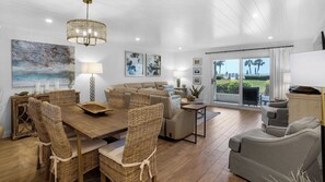 Bloc d'apartaments, diversos llits, pati, vistes parcials a l'oceà (Sand Cliffs 106) | Sala d'estar | Televisor de pantalla plana de 42 polzades amb canals digitals 