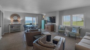 Apartamento, varias camas, patio, vistas al mar (Sand Cliffs 117) | Zona de estar | Televisión de pantalla plana de 42 pulgadas con canales digitales