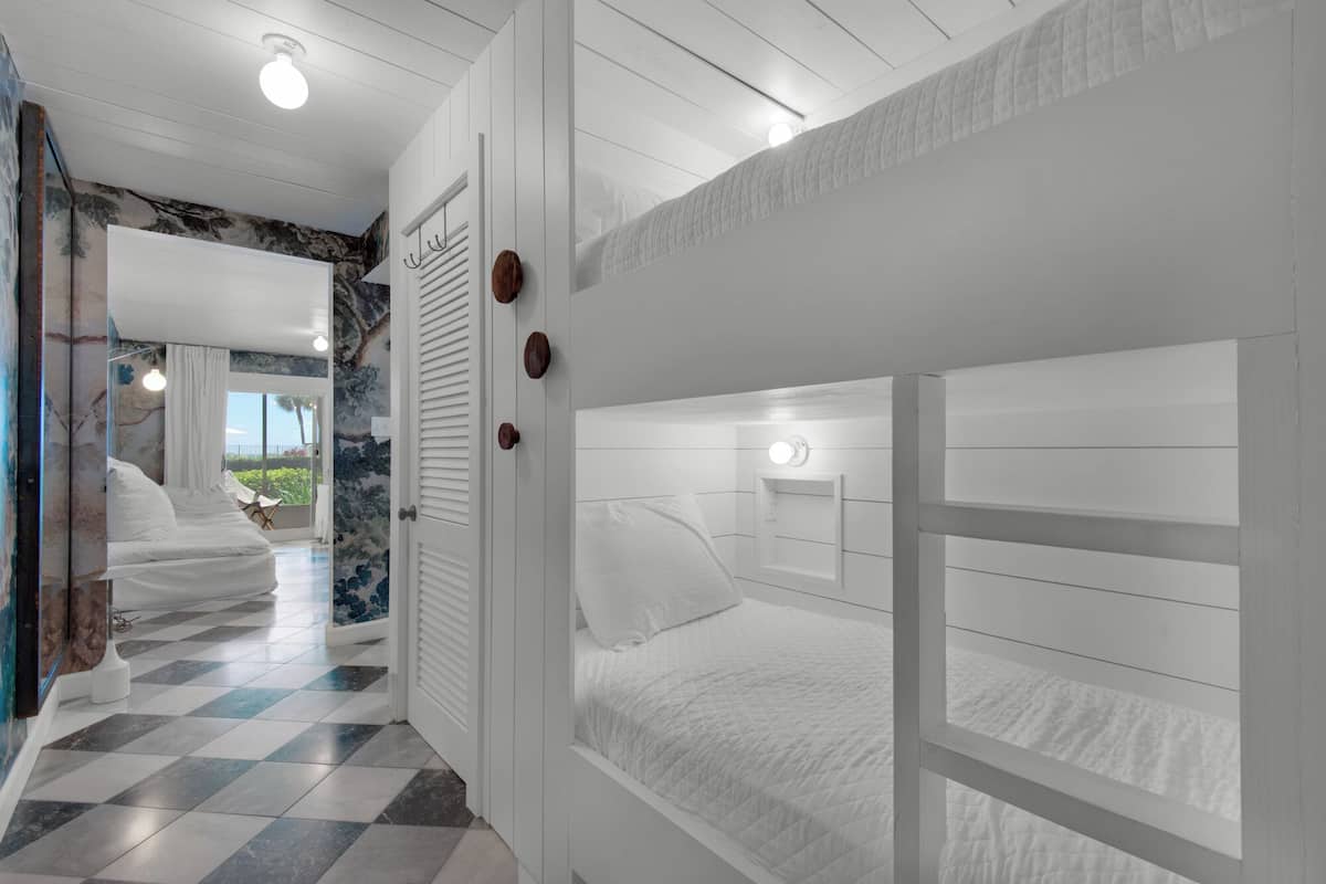 Huoneisto, useita sänkyjä, patio, osittainen valtamerinäköala (Sand Cliffs 107 - No Pets Allowed) | 3 makuuhuonetta, yksilöllisesti sisustettu, yksilöllisesti kalustettu