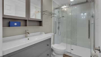 Estudio, 1 cama de matrimonio, cocina, vistas al jardín (Sandpiper Cove 8120 - No Pets Allowed) | Baño | Ducha, toallas, jabón y champú