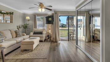 Studio, 1 Katil Ratu (Queen), Patio, Garden View (Sandpiper Cove 8120 - No Pets Allowed) | Ruang tamu | 42 inci televisyen skrin rata dengan digital