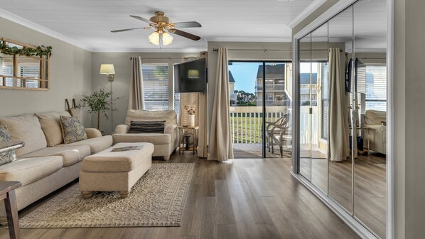 Studio, 1 Katil Ratu (Queen), Patio, Garden View (Sandpiper Cove 8120 - No Pets Allowed) | Ruang tamu | 42 inci televisyen skrin rata dengan digital 