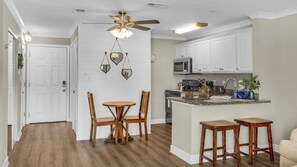 Estudio, 1 cama de matrimonio, cocina, vistas al jardín (Sandpiper Cove 8120 - No Pets Allowed) | Cocina privada | Cafetera o tetera