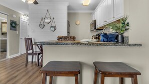 Estudio, 1 cama de matrimonio, cocina, vistas al jardín (Sandpiper Cove 8120 - No Pets Allowed) | Cocina privada | Cafetera o tetera