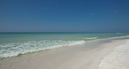 Destin Studio With Resort Amenities and Private Beach Access