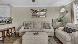 Studio, 1 Tempat Tidur Queen, dapur, pemandangan kebun (Sandpiper Cove 8120 - No Pets Allowed) | Area keluarga | Televisi layar datar 42-inci dengan saluran TV digital