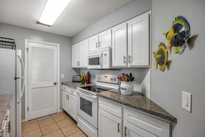 Condo, várias camas, sacada, vista para o jardim (St Thomas Square 1210B) | Cozinha privada | Cafeteira/chaleira, mesas de jantar