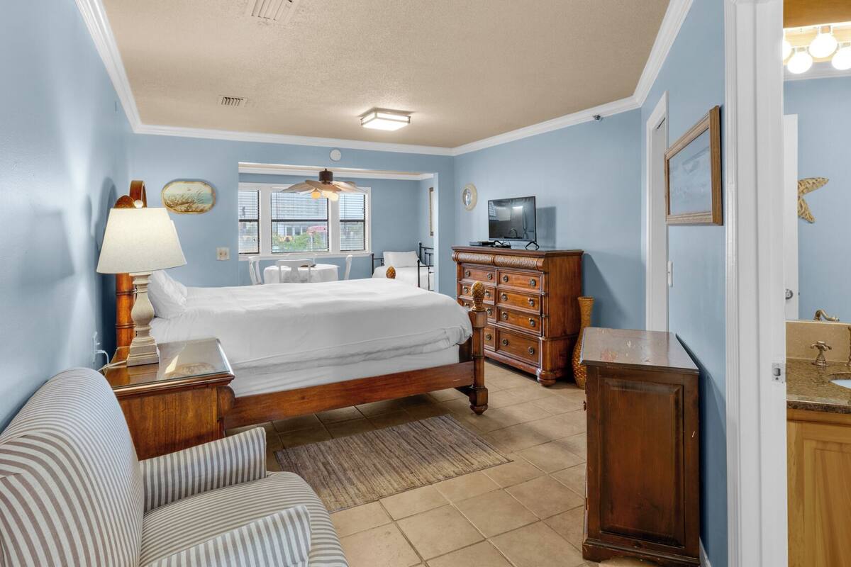 3 bedrooms, individually decorated, individually furnished, bed sheets