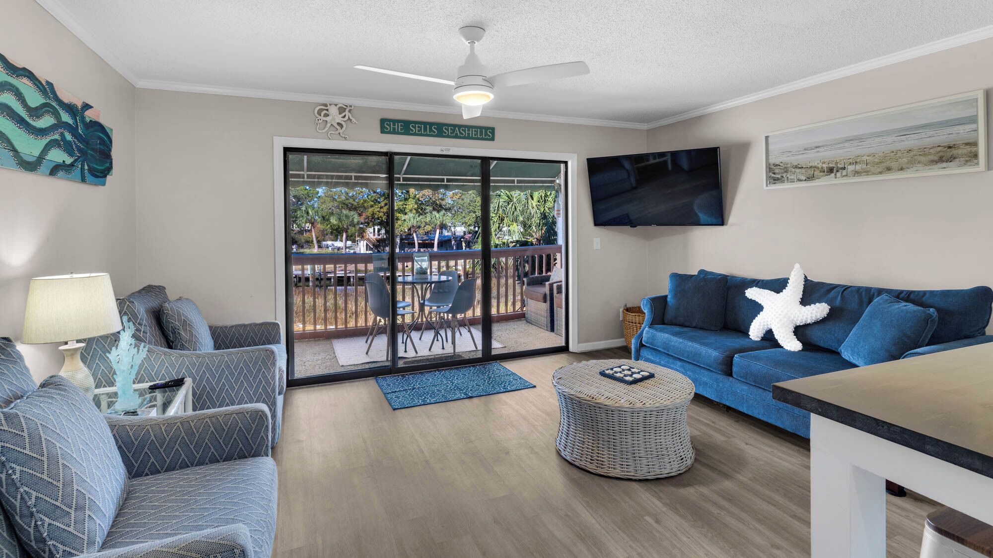 Casa, varias camas, balcón (St Thomas Square 109 - No Pets) | Área de sala de estar | Televisión de pantalla plana de 42 pulgadas con canales digitales 