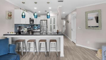 Casa, varias camas, balcón (St Thomas Square 109 - No Pets) | Cocina privada | Cafetera o tetera y mesa de comedor