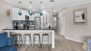 Casa, varias camas, balcón (St Thomas Square 109 - No Pets) | Cocina privada | Cafetera o tetera y mesa de comedor