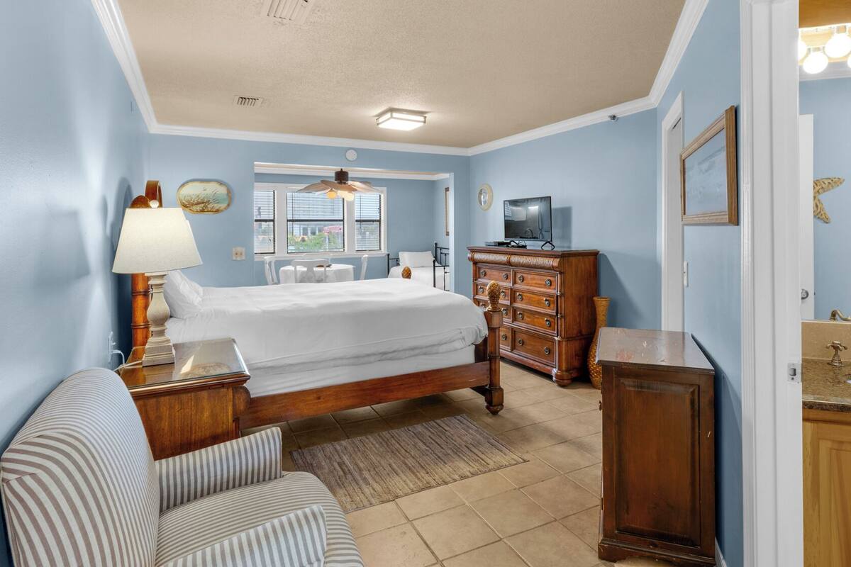 Studio, Kitchen, Garden View (St Thomas Square 1208A) | 1 bedroom, individually decorated, individually furnished, bed sheets