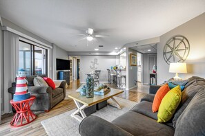 Kondominium, Beberapa Tempat Tidur, balkon, pemandangan kebun (St Thomas Square 1210B) | Area keluarga | Televisi layar datar 42-inci dengan saluran TV digital