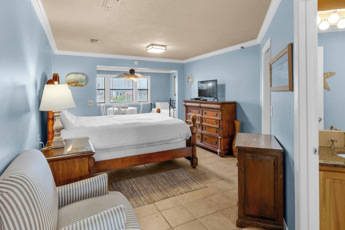 Studio, Kitchen, Garden View (St Thomas Square 1208A) | 3 bedrooms, individually decorated, individually furnished, bed sheets