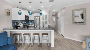 Rumah, Beberapa Tempat Tidur, balkon (St Thomas Square 109 - No Pets) | Dapur pribadi | Mesin pembuat kopi/teh dan meja makan