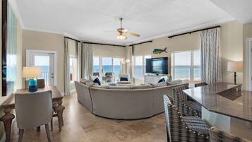 Apartment, Mehrere Betten, Balkon, Meerblick (Legacy 304) | Wohnbereich | 42-Zoll-Flachbildfernseher mit Digitalempfang