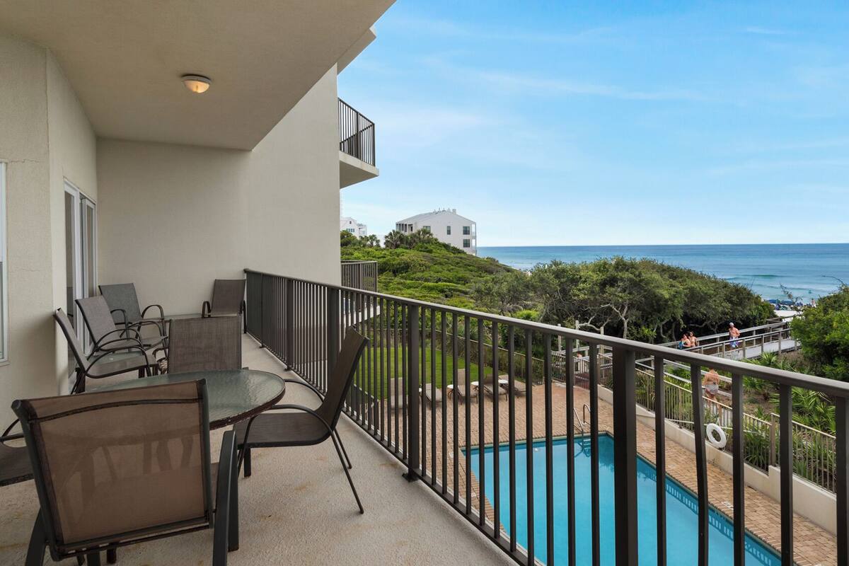 Apartamento, varias camas, balcón, vistas al mar (Legacy 204) | Restaurante al aire libre