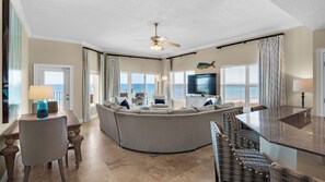 Appartement, Meerdere bedden, balkon, uitzicht op zee (Legacy 304) | Woonruimte | Een 42-inch flatscreentelevisie met digitale zenders