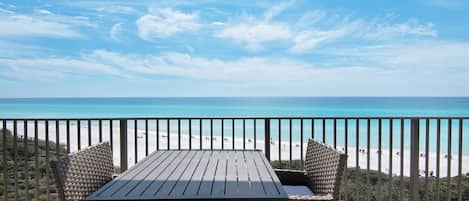 Apartment, Mehrere Betten, Balkon, Meerblick (Legacy 403) | Speisen im Freien