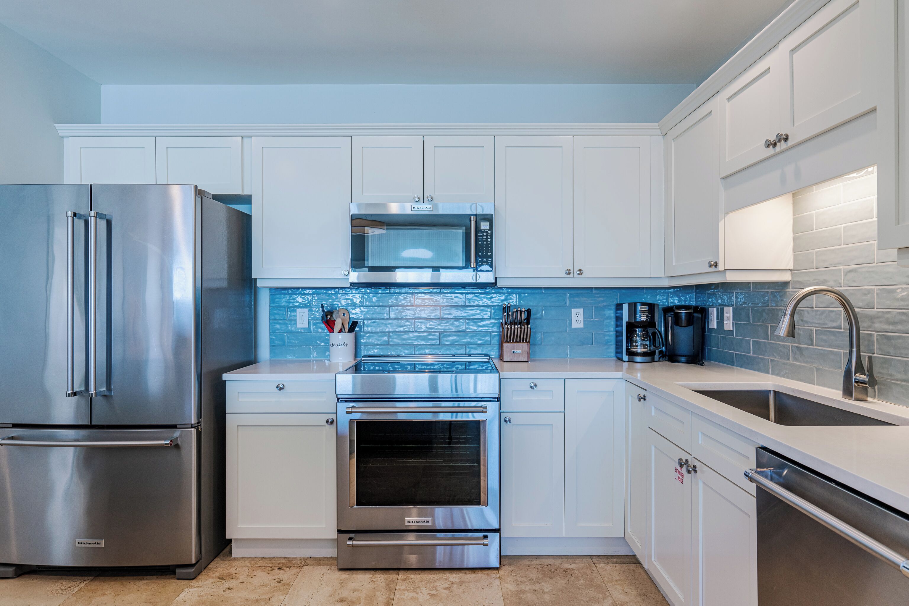 Apartamento, varias camas, balcón, vistas al mar (Legacy 402) | Cocina privada | Cafetera o tetera