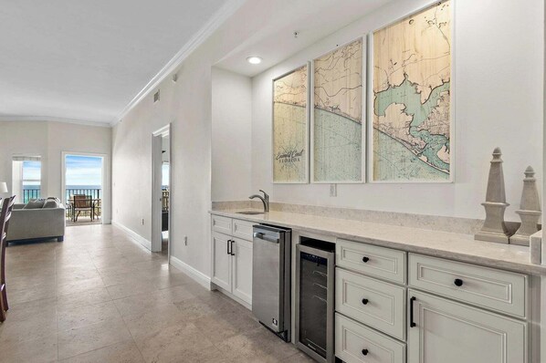 Apartamento, varias camas, balcón, vistas al mar (Legacy 202 - No Pets Allowed) | Zona de estar | Televisión de pantalla plana de 42 pulgadas con canales digitales