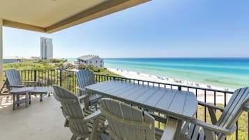 Condo, várias camas, sacada, vista para o oceano (Legacy 402) | Opções para refeição ao ar livre