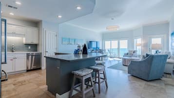 Condo, varias camas, balcón, vista al océano (Legacy 402) | Interior