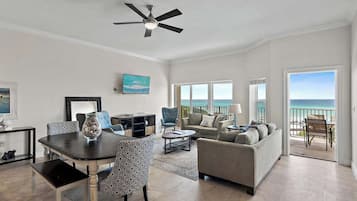 Appartement, meerdere bedden, balkon, uitzicht op oceaan (Legacy 202 - No Pets Allowed) | Woonruimte | Een 42-inch flatscreentelevisie met digitale zenders