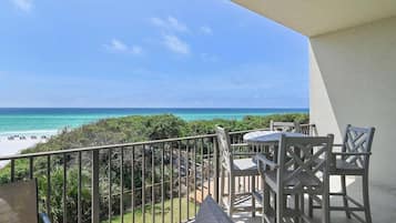 Appartement, meerdere bedden, balkon, uitzicht op oceaan (Legacy 202 - No Pets Allowed) | Buiten dineren