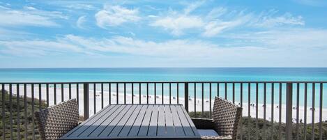 Condo, varias camas, balcón, vista al océano (Legacy 403) | Restaurante al aire libre