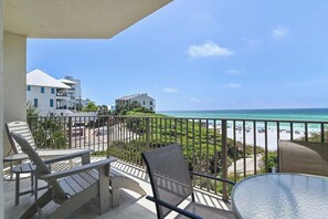 Apartamento, varias camas, balcón, vistas al mar (Legacy 202 - No Pets Allowed) | Vistas desde la habitación
