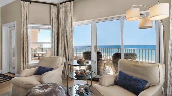 Appartement, Meerdere bedden, balkon, uitzicht op zee (Legacy 304) | Woonruimte | Een 42-inch flatscreentelevisie met digitale zenders