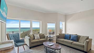 Appartement, meerdere bedden, balkon, uitzicht op oceaan (Legacy 202 - No Pets Allowed) | Woonruimte | Een 42-inch flatscreentelevisie met digitale zenders