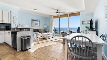 Lejlighed - flere senge - balkon - havudsigt (Tidewater 1313 - Pets Not Allowed) | Interiør