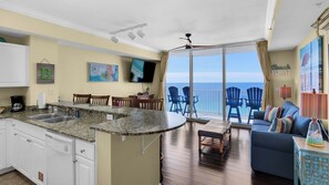 Condo, Plusieurs lits, balcon, vue sur l’océan (Tidewater 1316) | Intérieur