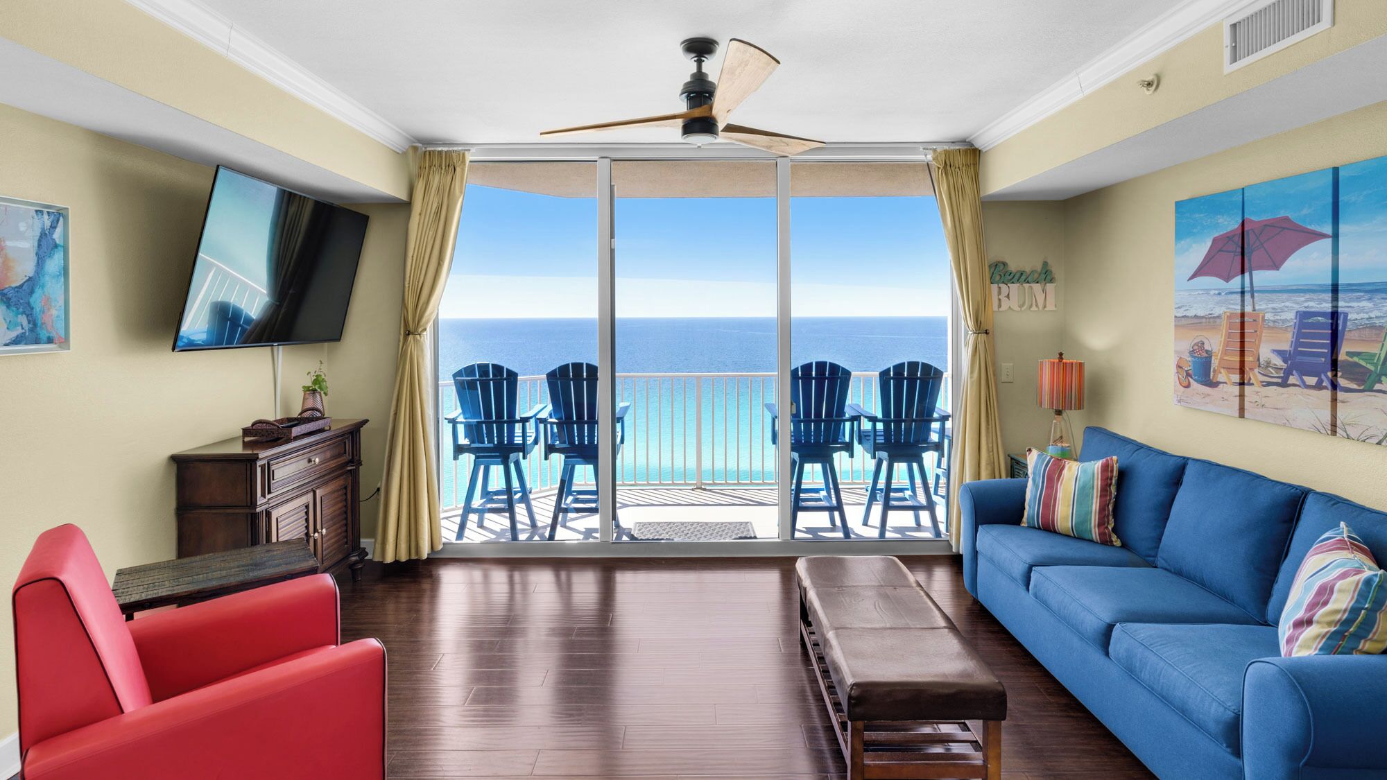 Appartement, Meerdere bedden, balkon, uitzicht op zee (Tidewater 1316) | Woonruimte | Een 42-inch flatscreentelevisie met digitale zenders