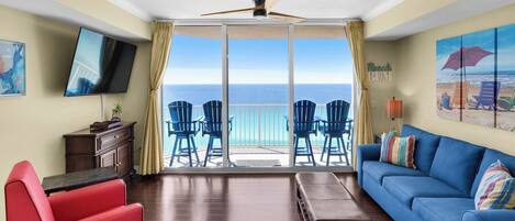 Condo, varias camas, balcón, vista al océano (Tidewater 1316) | Área de sala de estar | Televisión de pantalla plana de 42 pulgadas con canales digitales